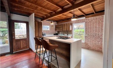 FINCA EN SANTA ELENA CON 5 CABAÑAS EN EL BOSQUE Y QUEBRADA