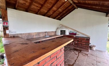 FINCA EN SANTA ELENA CON 5 CABAÑAS EN EL BOSQUE Y QUEBRADA