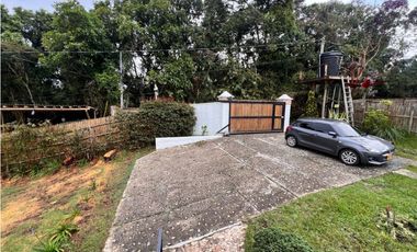 FINCA EN SANTA ELENA CON 5 CABAÑAS EN EL BOSQUE Y QUEBRADA