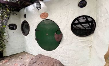 FINCA EN SANTA ELENA CON 5 CABAÑAS EN EL BOSQUE Y QUEBRADA