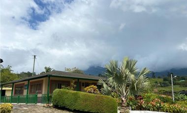 ACSI 1142. Se vende finca en Anolaima.