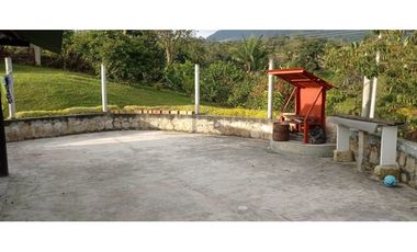 ACSI 1142. Se vende finca en Anolaima.