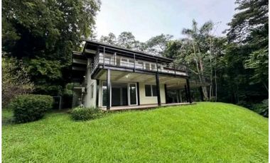 CASA DUPLEX EN CERRO ANCON 4REC  4.5 B 1400M2 RODEADA DE NATURALEZA