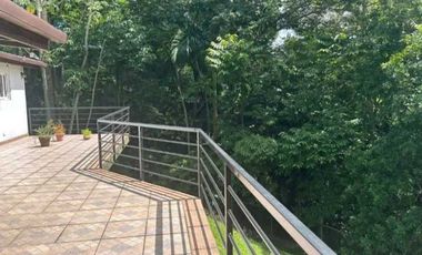 CASA DUPLEX EN CERRO ANCON 4REC  4.5 B 1400M2 RODEADA DE NATURALEZA