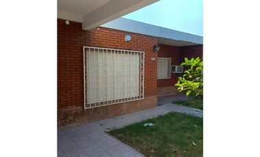 Casa ideal de 3 dormitorios sobre asfalto en Barranqueras