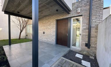 Casa en venta City Bell 2 Dormitorios moderna