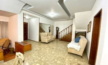 Venta casa de 5 ambientes C/cochera APTO CREDITO