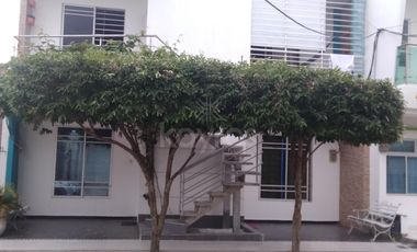 Casa en la margen izquierda con 3 Apartamentos Independientes Balcón y Espacios Amplios