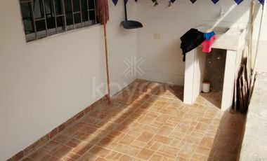 Casa en la margen izquierda con 3 Apartamentos Independientes Balcón y Espacios Amplios
