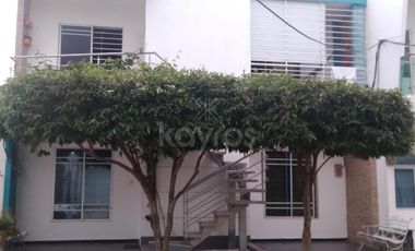 Casa en la margen izquierda con 3 Apartamentos Independientes Balcón y Espacios Amplios
