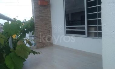 Casa en la margen izquierda con 3 Apartamentos Independientes Balcón y Espacios Amplios