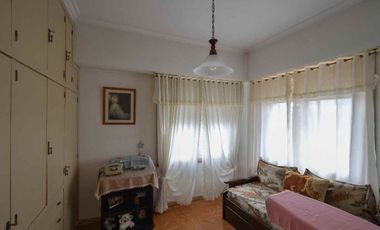 VENTA CASA 4 AMBIENTES CON PATIO Y COCHERA