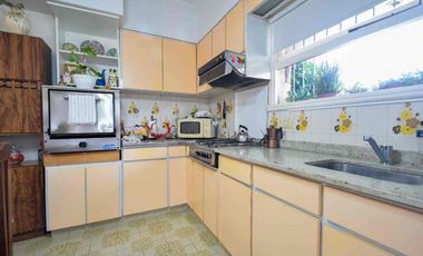 VENTA CASA 4 AMBIENTES CON PATIO Y COCHERA