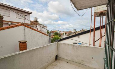 VENTA CASA 4 AMBIENTES CON PATIO Y COCHERA
