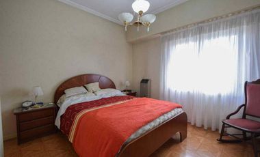 VENTA CASA 4 AMBIENTES CON PATIO Y COCHERA