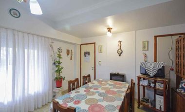 VENTA CASA 4 AMBIENTES CON PATIO Y COCHERA