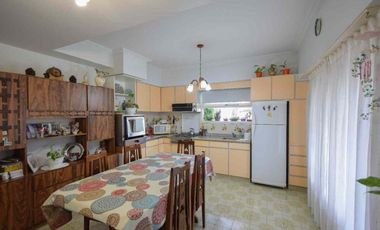 VENTA CASA 4 AMBIENTES CON PATIO Y COCHERA