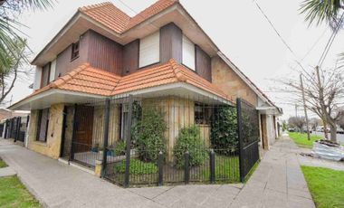 VENTA CASA 4 AMBIENTES CON PATIO Y COCHERA