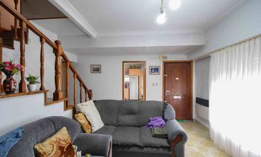 VENTA CASA 4 AMBIENTES CON PATIO Y COCHERA