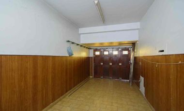 VENTA CASA 4 AMBIENTES CON PATIO Y COCHERA