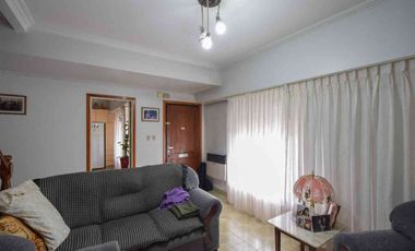 VENTA CASA 4 AMBIENTES CON PATIO Y COCHERA