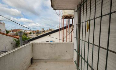 VENTA CASA 4 AMBIENTES CON PATIO Y COCHERA