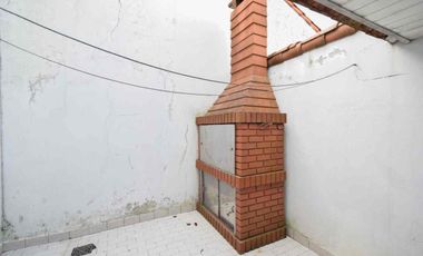 VENTA CASA 4 AMBIENTES CON PATIO Y COCHERA