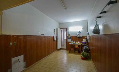 VENTA CASA 4 AMBIENTES CON PATIO Y COCHERA