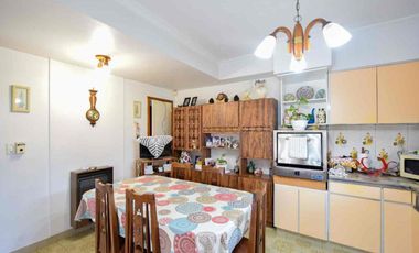 VENTA CASA 4 AMBIENTES CON PATIO Y COCHERA