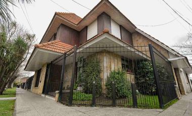 VENTA CASA 4 AMBIENTES CON PATIO Y COCHERA