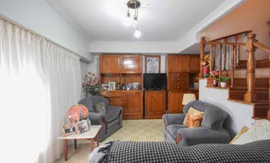 VENTA CASA 4 AMBIENTES CON PATIO Y COCHERA