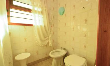 VENTA CASA 4 AMBIENTES CON PATIO Y COCHERA