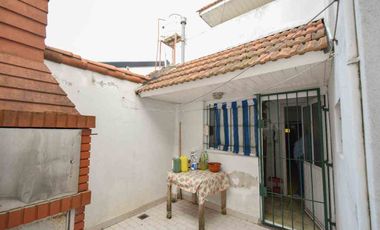 VENTA CASA 4 AMBIENTES CON PATIO Y COCHERA