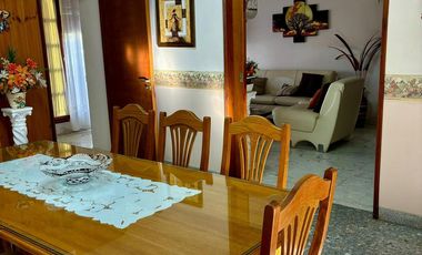 CASA EN VENTA EN MONTES DE OCA DOS DORMITORIOS
