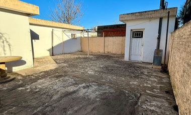 CASA EN VENTA EN MONTES DE OCA DOS DORMITORIOS