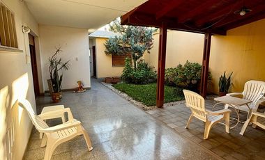 CASA EN VENTA EN MONTES DE OCA DOS DORMITORIOS
