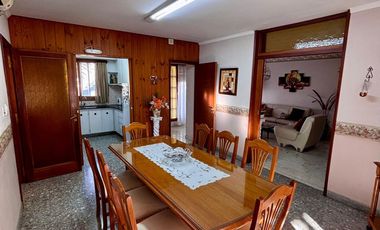CASA EN VENTA EN MONTES DE OCA DOS DORMITORIOS