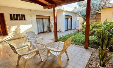 CASA EN VENTA EN MONTES DE OCA DOS DORMITORIOS