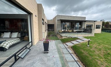 VENDO MODERNA CASA EN LA CALERA DE UN PISO