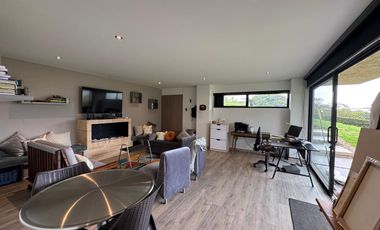 VENDO MODERNA CASA EN LA CALERA DE UN PISO