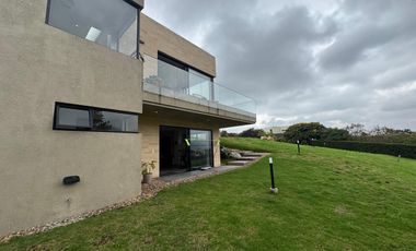 VENDO MODERNA CASA EN LA CALERA DE UN PISO