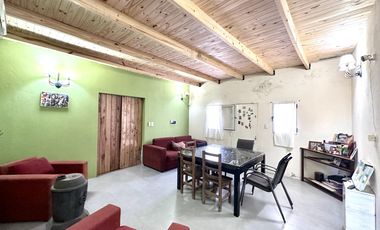 Casa en Venta en terreno de 625 m², 5 ambientes. Garage. Parrilla. Gran parque verde. Barrio Los Naranjos, Zárate