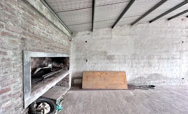 Casa en Venta en terreno de 625 m², 5 ambientes. Garage. Parrilla. Gran parque verde. Barrio Los Naranjos, Zárate