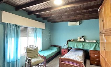 Casa en Venta en terreno de 625 m², 5 ambientes. Garage. Parrilla. Gran parque verde. Barrio Los Naranjos, Zárate
