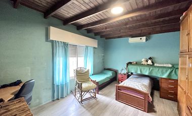 Casa en Venta en terreno de 625 m², 5 ambientes. Garage. Parrilla. Gran parque verde. Barrio Los Naranjos, Zárate