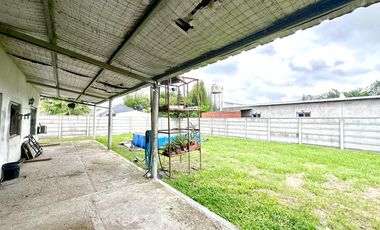 Casa en Venta en terreno de 625 m², 5 ambientes. Garage. Parrilla. Gran parque verde. Barrio Los Naranjos, Zárate
