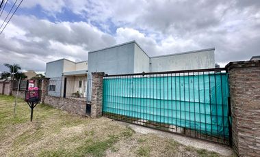 Casa en Venta en terreno de 625 m², 5 ambientes. Garage. Parrilla. Gran parque verde. Barrio Los Naranjos, Zárate