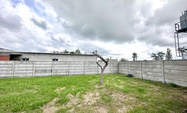 Casa en Venta en terreno de 625 m², 5 ambientes. Garage. Parrilla. Gran parque verde. Barrio Los Naranjos, Zárate