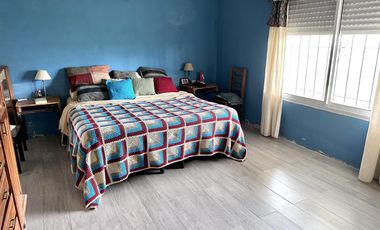 Casa en Venta en terreno de 625 m², 5 ambientes. Garage. Parrilla. Gran parque verde. Barrio Los Naranjos, Zárate