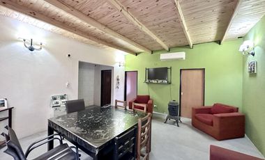 Casa en Venta en terreno de 625 m², 5 ambientes. Garage. Parrilla. Gran parque verde. Barrio Los Naranjos, Zárate